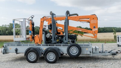 KDW Arbeitsbühne am absenkbarem PKW-Anhänger auf dem Weg nach Zistersdorf zum mobilen Miet-Einsatz. Zustellung und Abholung inklusive Unterweisung / Einschulung sind möglich oder auf Wunsch mit ausgebildetem Personal. Jetzt unverbindlich anfragen.  
