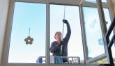KDW Reinigung | Fenster-Reinigung mit Hebebühne | KDW  mobile Hebebühne mieten | Arbeitsbühne Verleih