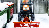 KDW Winterdienst | KDW Schneepflug beim Schneeräumen des Müllplatzes in einer Gebäudeanlage