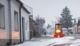 KDW Winterdienst I Kleiner Schneepflug bei der Gehsteigreinigung