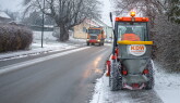 KDW Winterdienst I Kleiner Schneepflug bei der Gehsteig Schneeräumung inklusive Salzstreuung